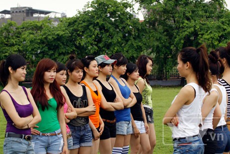 Các cô gái chơi bóng để tuyển chọn 16 người đại diện cho 16 đội tuyển tham dự EURO 2012 trong chương trình “Nóng cùng EURO”.